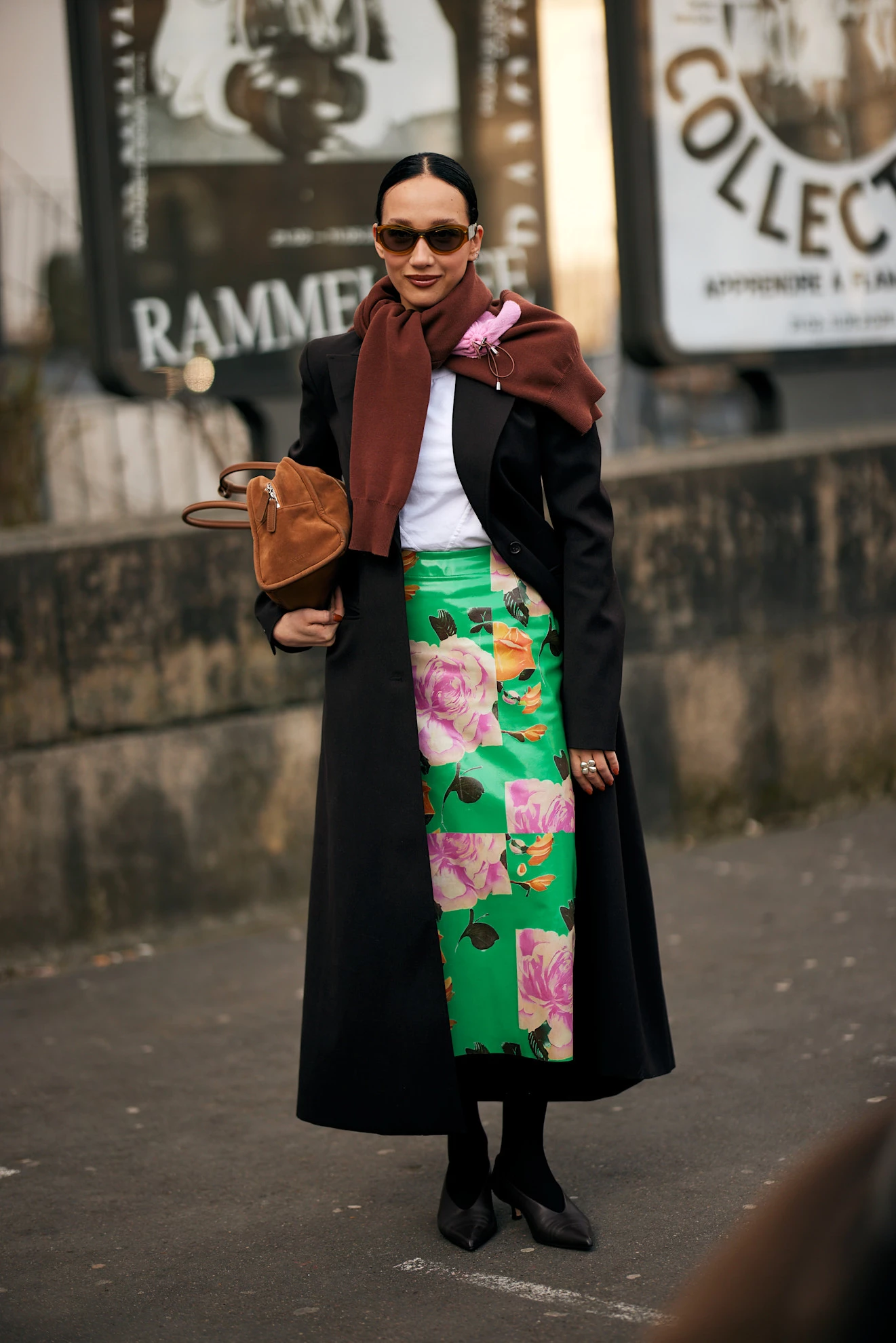 Streetstyle: шоколадний светр — як модниці носять головний одяг та колір сезону7