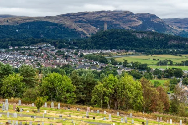 Мальовничий вид на місто Стерлінг та пам'ятник Воллесу в Шотландії