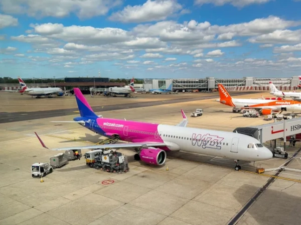 Туристичний літак Airbus A321 (реєстрація G-WUKT) в лондонському аеропорту Гатвік.