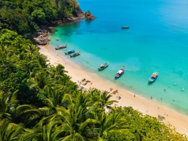 Приголомшливий вид з висоти пташиного польоту на пляж Банана-Біч на Пхукеті, Таїланд, з пишною зеленню поруч із золотим піском та бірюзовим океаном.