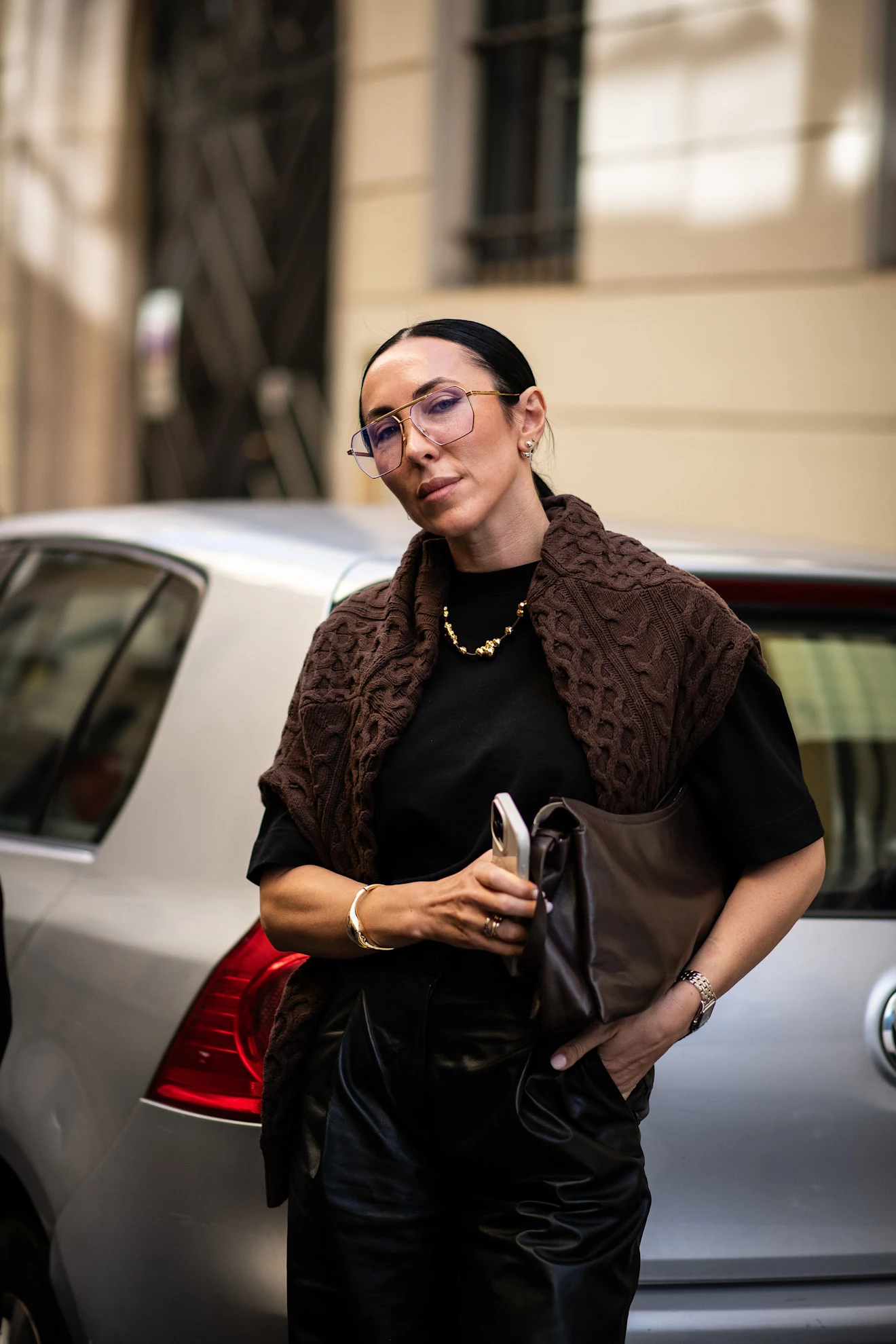 Streetstyle: шоколадний светр — як модниці носять головний одяг та колір сезону6