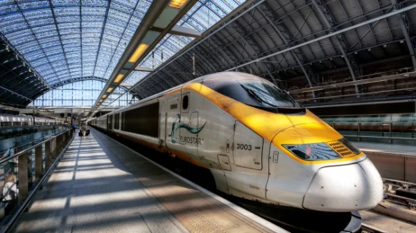 Поїзд Eurostar на залізничному вокзалі Сент-Панкрас, Лондон, Англія