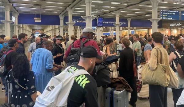 Пасажири на міжнародному вокзалі Сент-Панкрас.