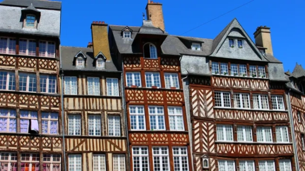 Незвичайні фахверкові будинки на площі Шам-Жакке в Ренні, Франція, у яскравий день.