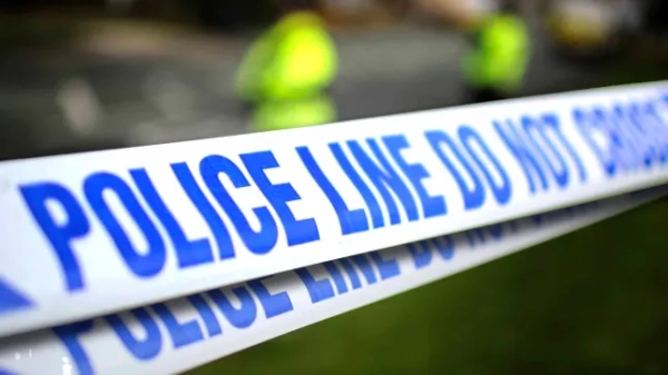 Британська поліція у світловідбивних жилетах на мітингу протесту.