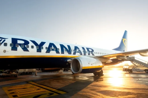 Літак Ryanair вранці готовий до зльоту.