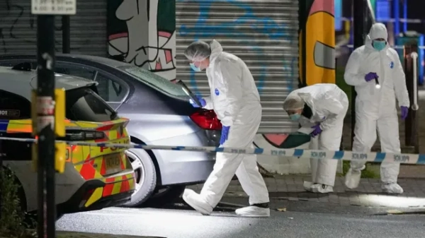 ? Ліцензовано для London News Pictures. 24/11/2025. Шеффілд, Велика Британія. Слідчі на місці злочину в Шеффілді, де 16-річного хлопця було застрелено поблизу перехрестя Лондон-роуд та Аббідейл-роуд. Підліток бореться за своє життя після того, як його знайшла поліція з вогнепальними пораненнями о 17:17 у понеділок. Фото: Іоанніс Алексопулос/LNP