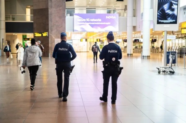 Двоє поліцейських, зображені в залі вильоту аеропорту Брюсселя в середу, 5 листопада 2025 року, в Завентемі.