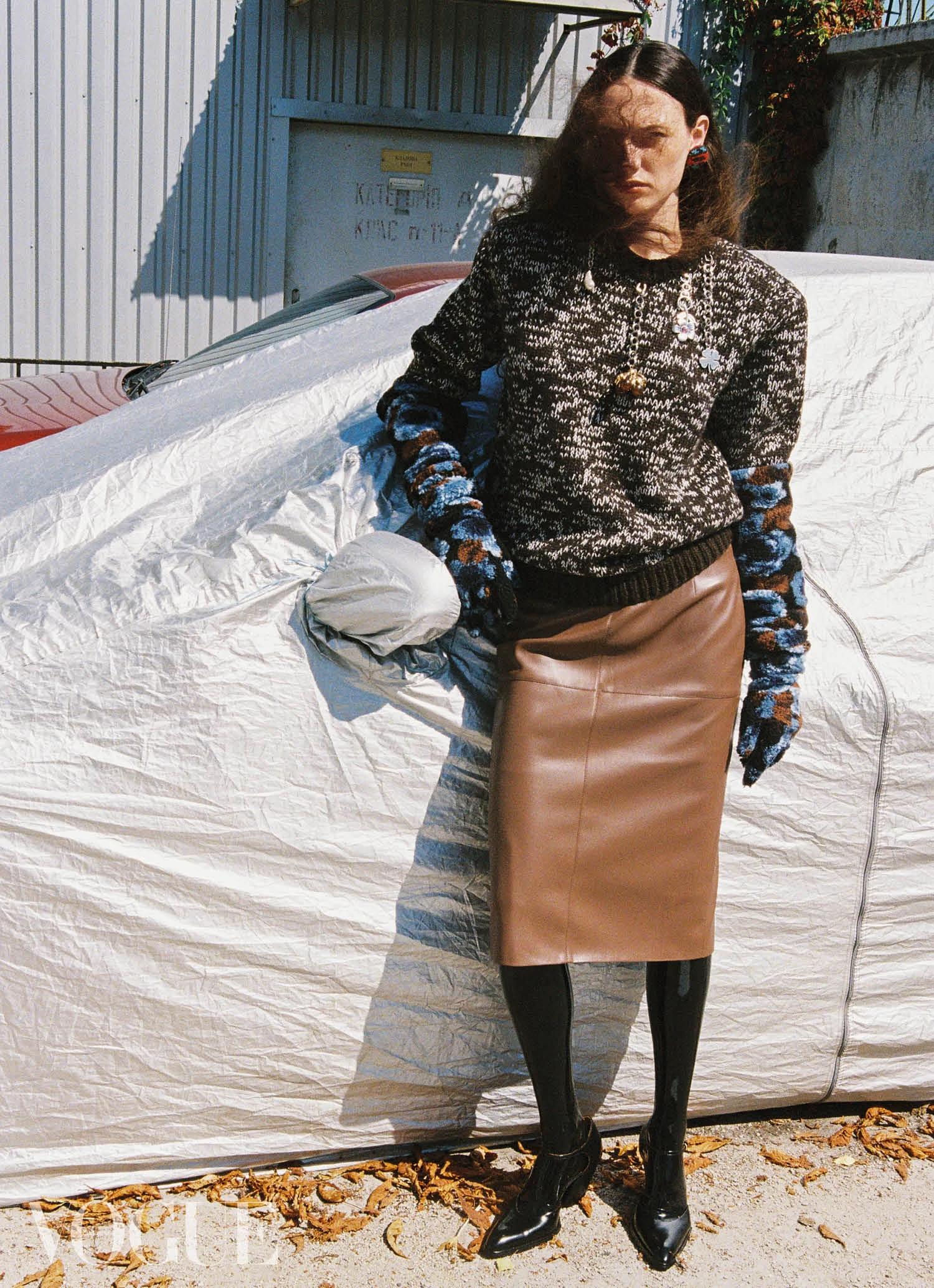 Вовняний светр Prada, спідниця зі штучної шкіри Elenareva, латексні панчохи Anoeses, рукавички з поліестеру Ruslan Baginskiy, шкіряні туфлі Kachorovska7