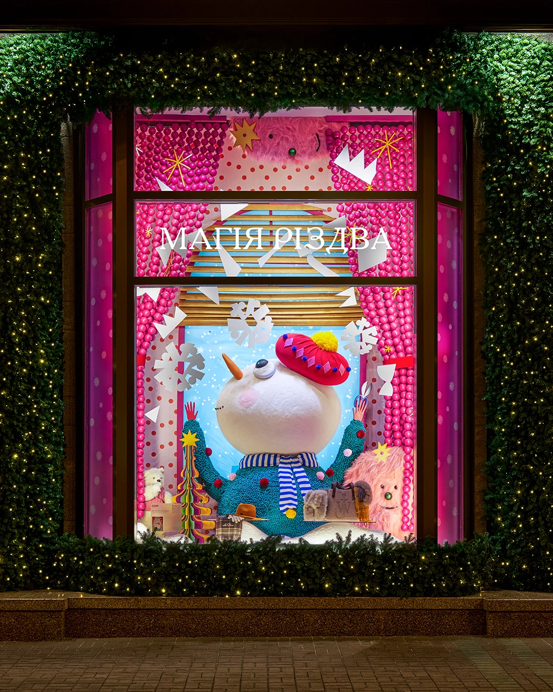 Сім вітрин — сім історій: нові різдвяні вітрини ЦУМ Київ0