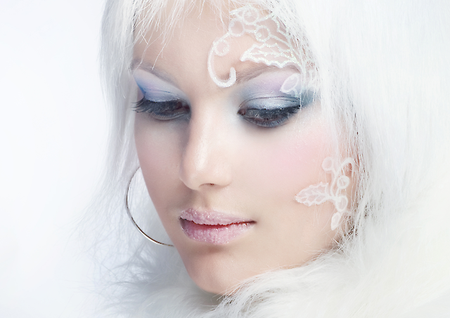 Головні тренди зимового макіяжу-2025: від fairy skin до frosted lips