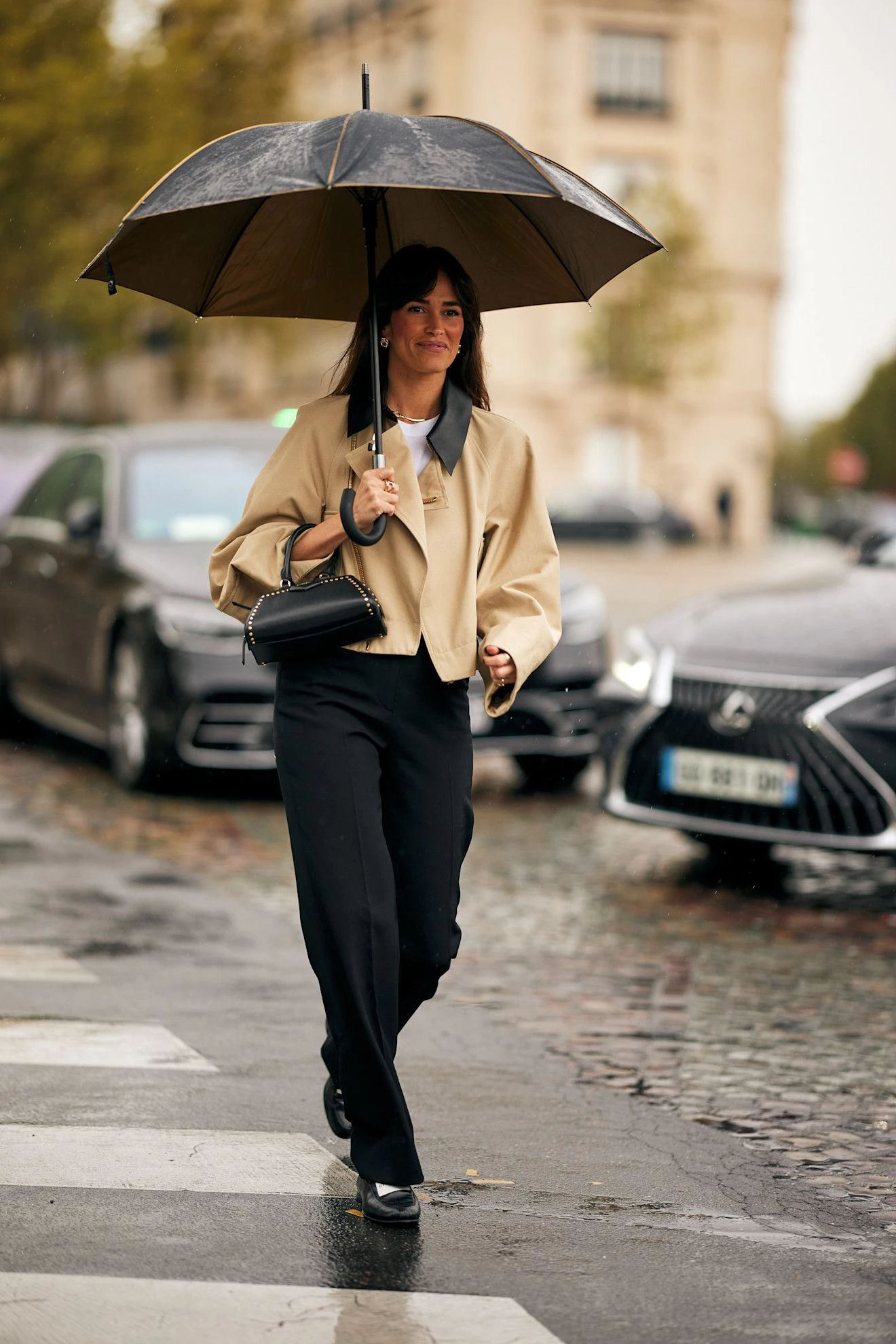 5 практичних (і стильних!) образів, ідеальних для дощових днів0