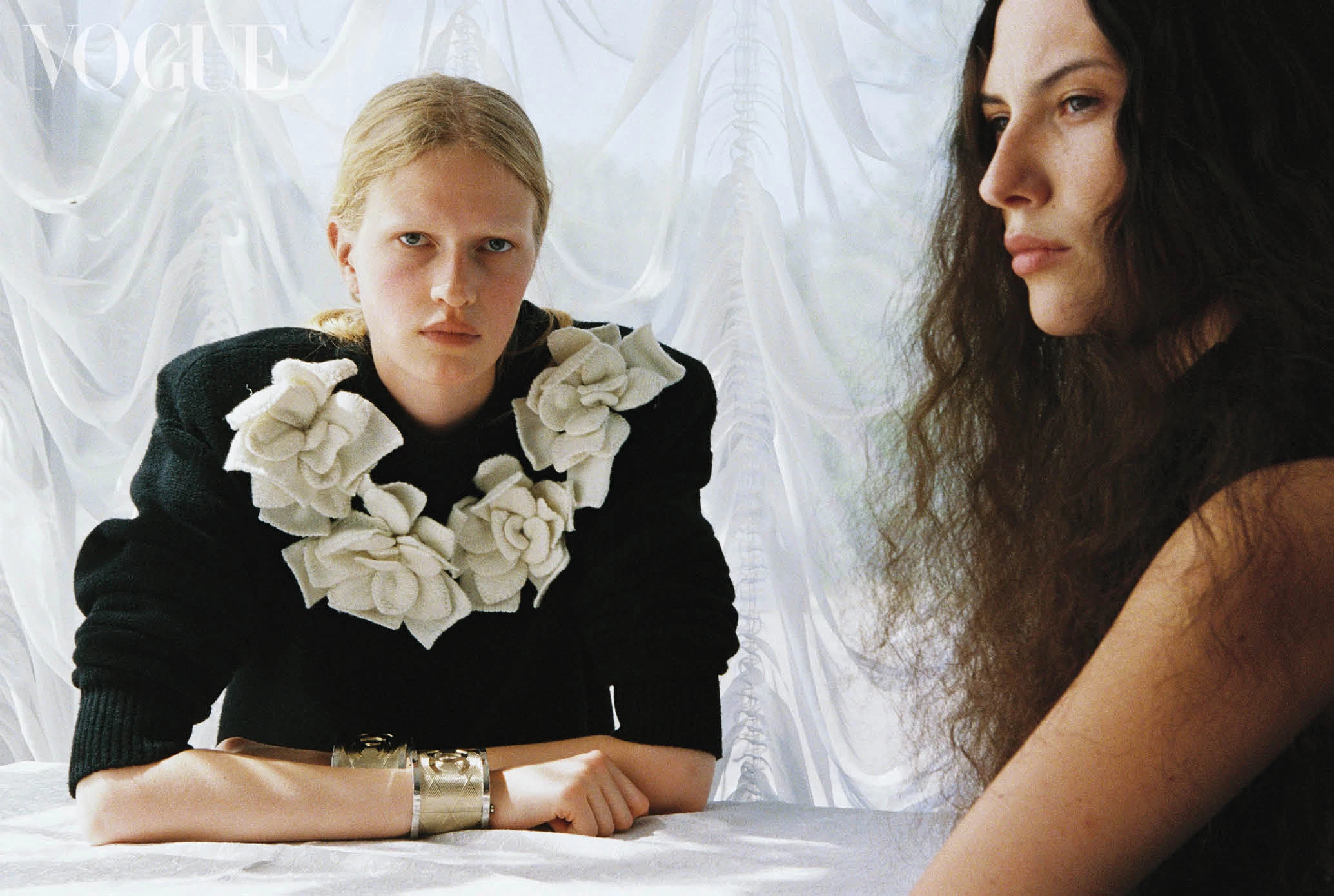 На Марині: вовняний светр, два браслети, латунь, усе – Сhanel. На Стефанії: сукня з віскози та поліестеру, Poustovit.15