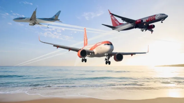 Пляж з літаками Jet2, TUI та easyJet