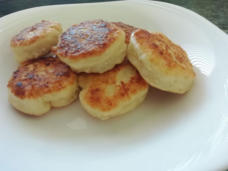 Навіщо змащувати сирник сметаною до смаження: лайфхак із радянської кухні для ідеальної скоринки сырники