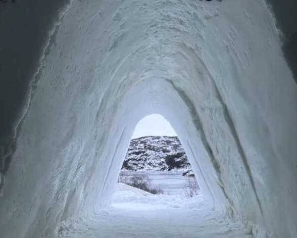 Вхід до снігового готелю в Кіркенесі, Норвегія