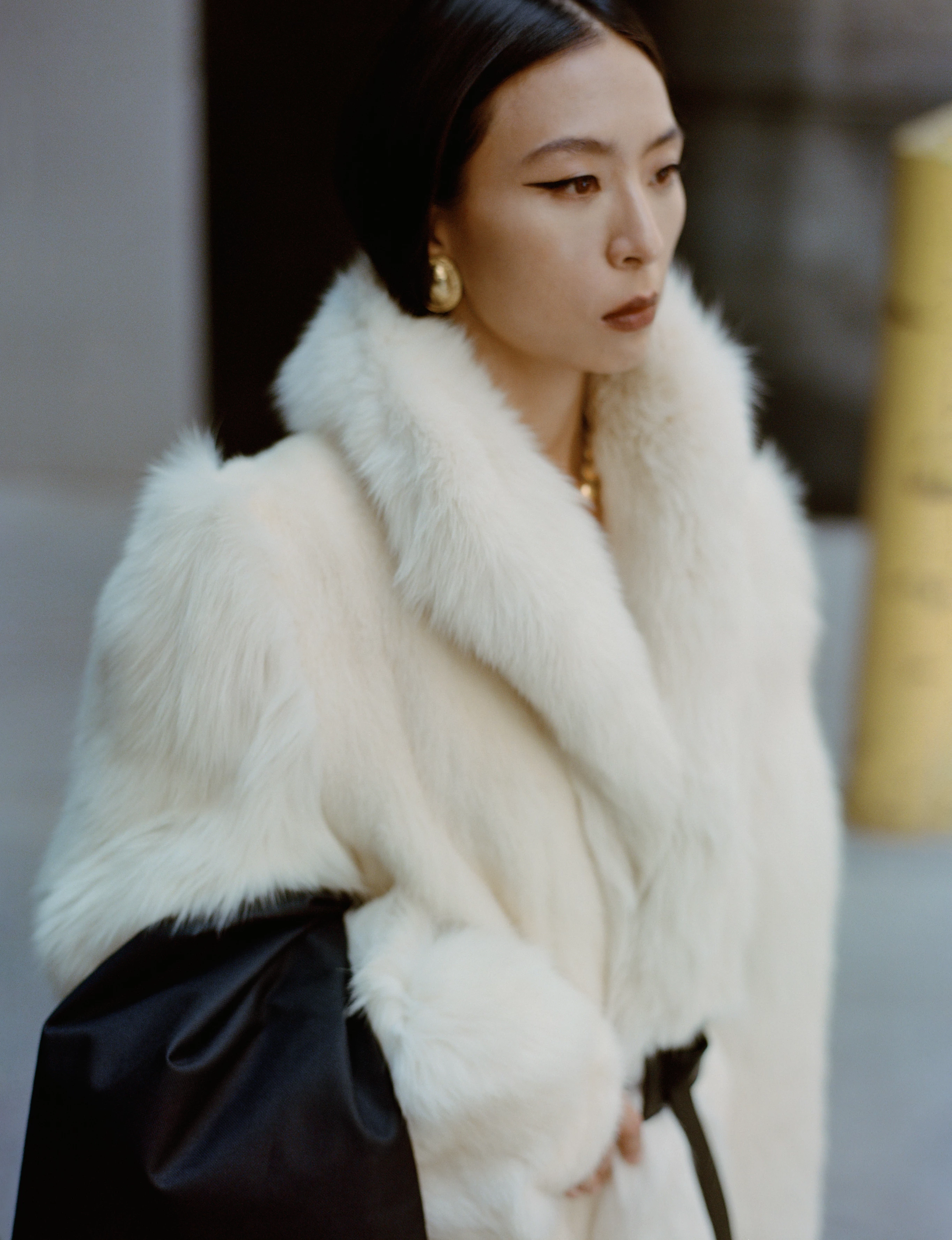 Штани Issey Miyake, пояс Amazon, взуття Prada, прикраса на шию Versace, сережки Le Grand Strip3