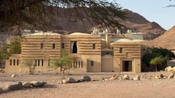 Еко-будиночок у біосферному заповіднику Дана в Йорданії, зроблений у сонячний день з навислим деревом