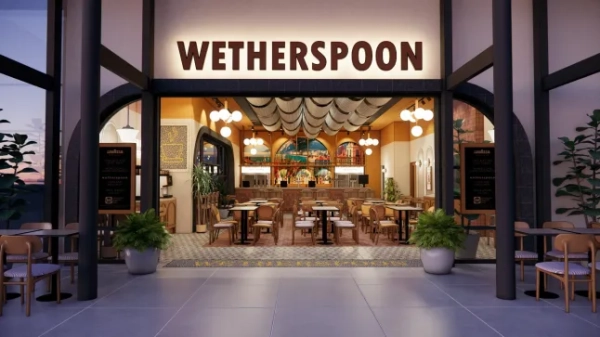 Зовнішній вигляд нового пабу Wetherspoon, який має відкритися в Аліканте, Іспанія, з великим логотипом «Wetherspoon» над входом та рядами столів і стільців.