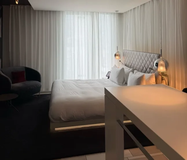 Ліжко в номері «Повернення Сатурна» в готелі W London