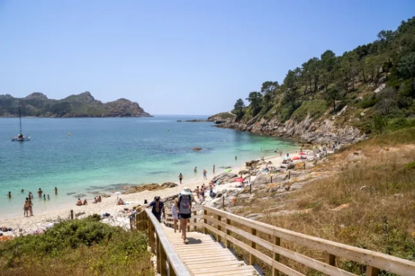 Вид на пляж Родас на островах Сієс в Іспанії, включаючи пішохідний міст і воду