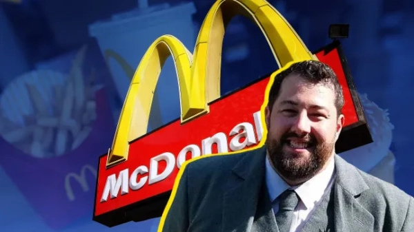 Складене зображення Росса Маккафферті, який посміхається в костюмі перед вивіскою McDonald's на темно-синьому фоні.