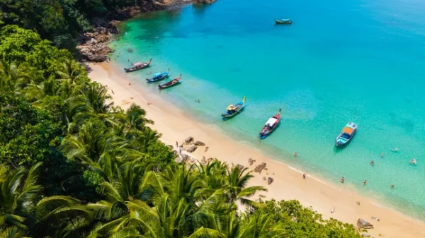 Приголомшливий вид з висоти пташиного польоту на пляж Банана-Біч на Пхукеті, Таїланд, з пишною зеленню поруч із золотим піском та бірюзовим океаном.