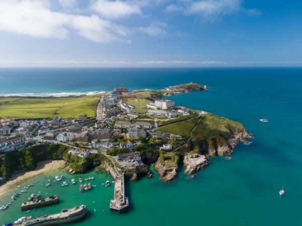 Вид з повітря на узбережжя в Ньюкі, Корнуолл, під блакитним небом, затягнутим хмарами.