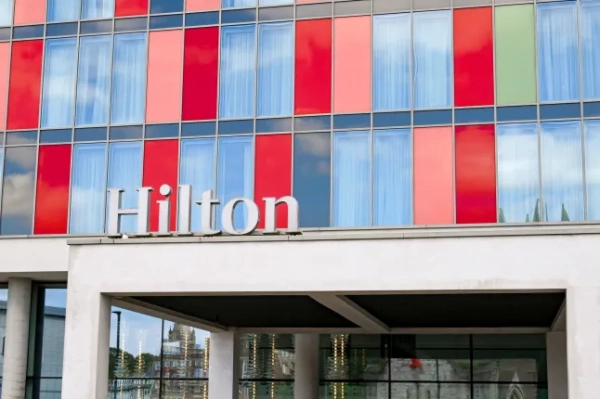 Вивіска над входом до готелю Hilton
