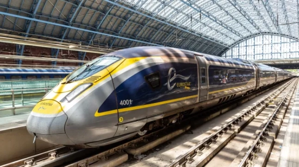 Сучасний швидкісний поїзд Eurostar - з'єднує паризький вокзал Гар-дю-Нор та лондонський вокзал Сент-Панкрас у Лондоні, Великобританія.