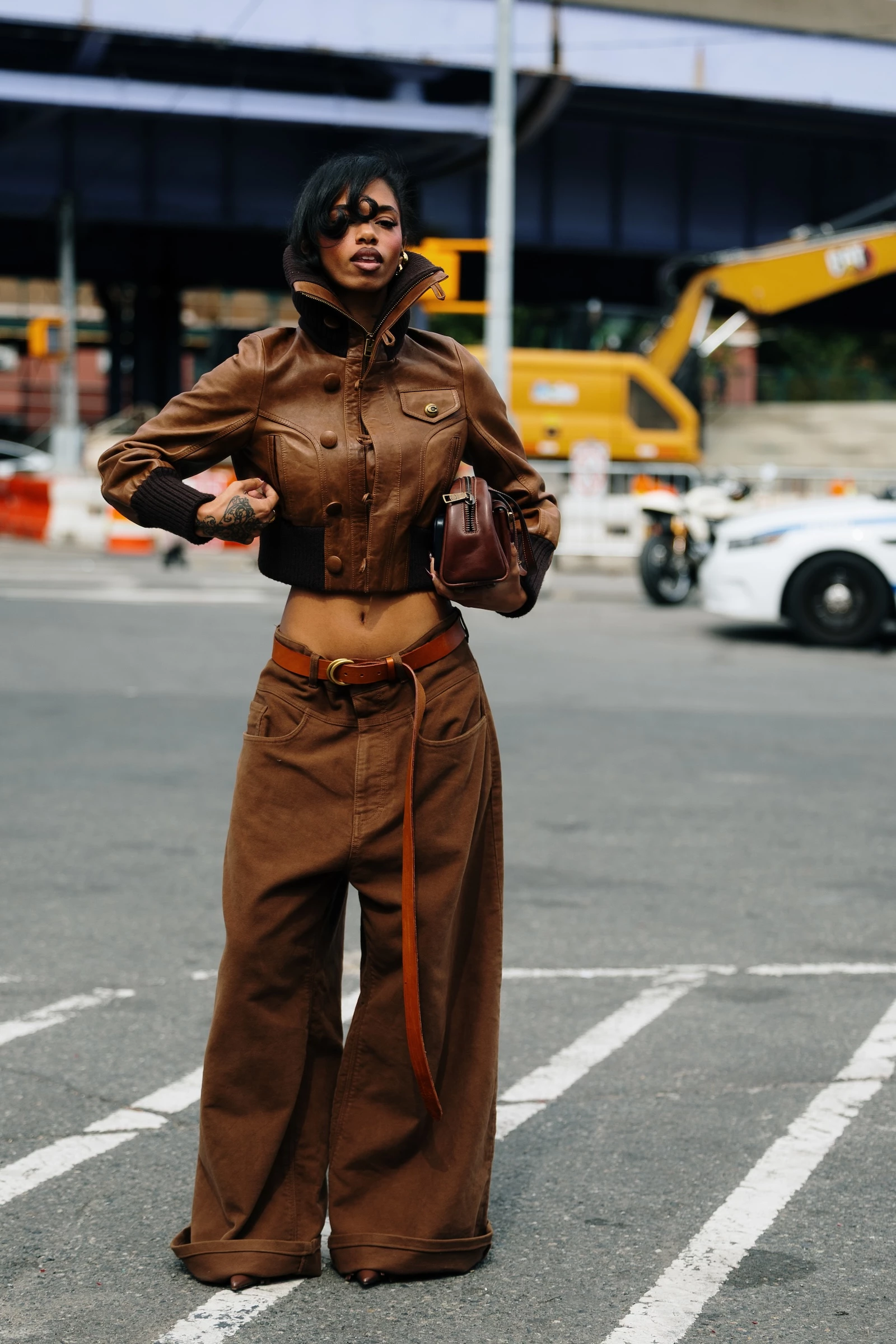 Коричневі — головні джинси цієї осені: 4 найактуальніші пари2