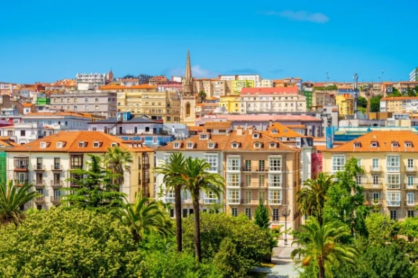 Високий кут зору на горизонт Сантандера, Кантабрія, Північна Іспанія, в літній день.