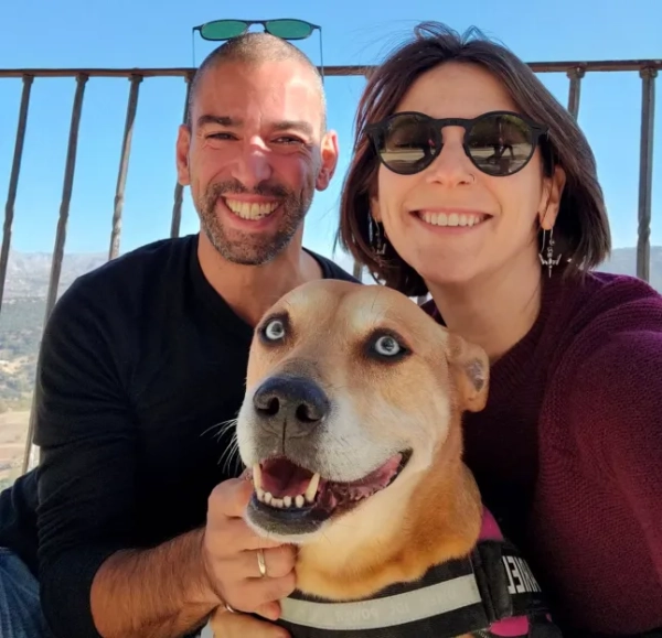 Б'янка Раппапорт та її чоловік Паоло в Ронді, Іспанія, з собакою, за якою вони доглядали за домашніми тваринами.