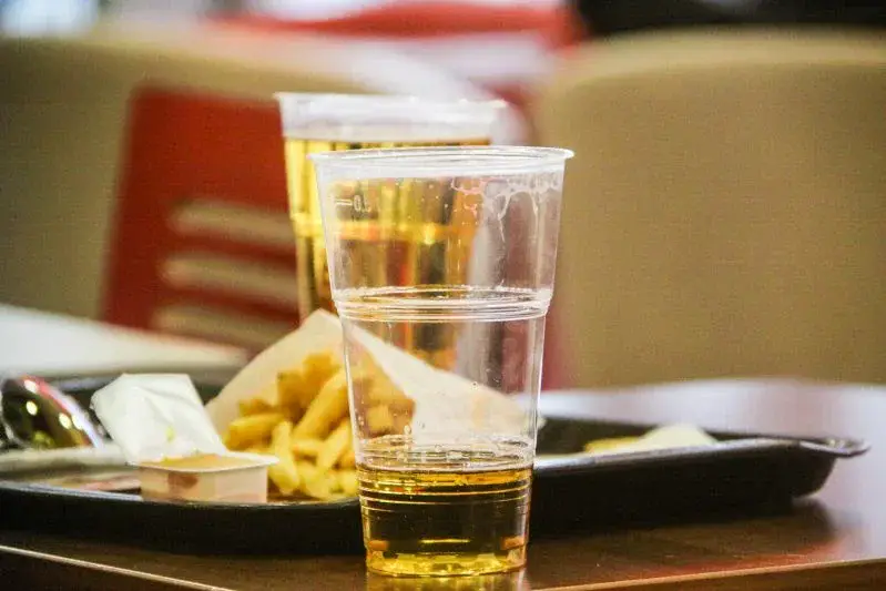 Російський лікар назвала два найнебезпечніші напої для печінки: загроза не залежить від дози Напитки