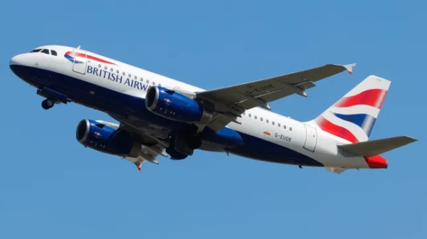 Літак British Airways летить у небі.