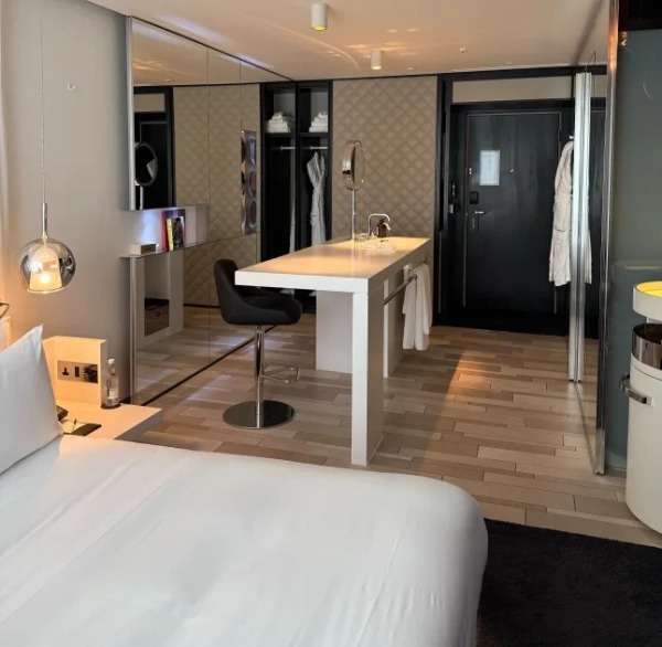 Номер-люкс у готелі W London, який використовувався для проживання під час фільму 