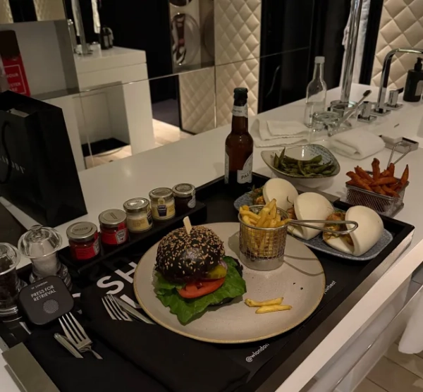 Вегетаріанський бургер та булочки Кацу бао на підносі