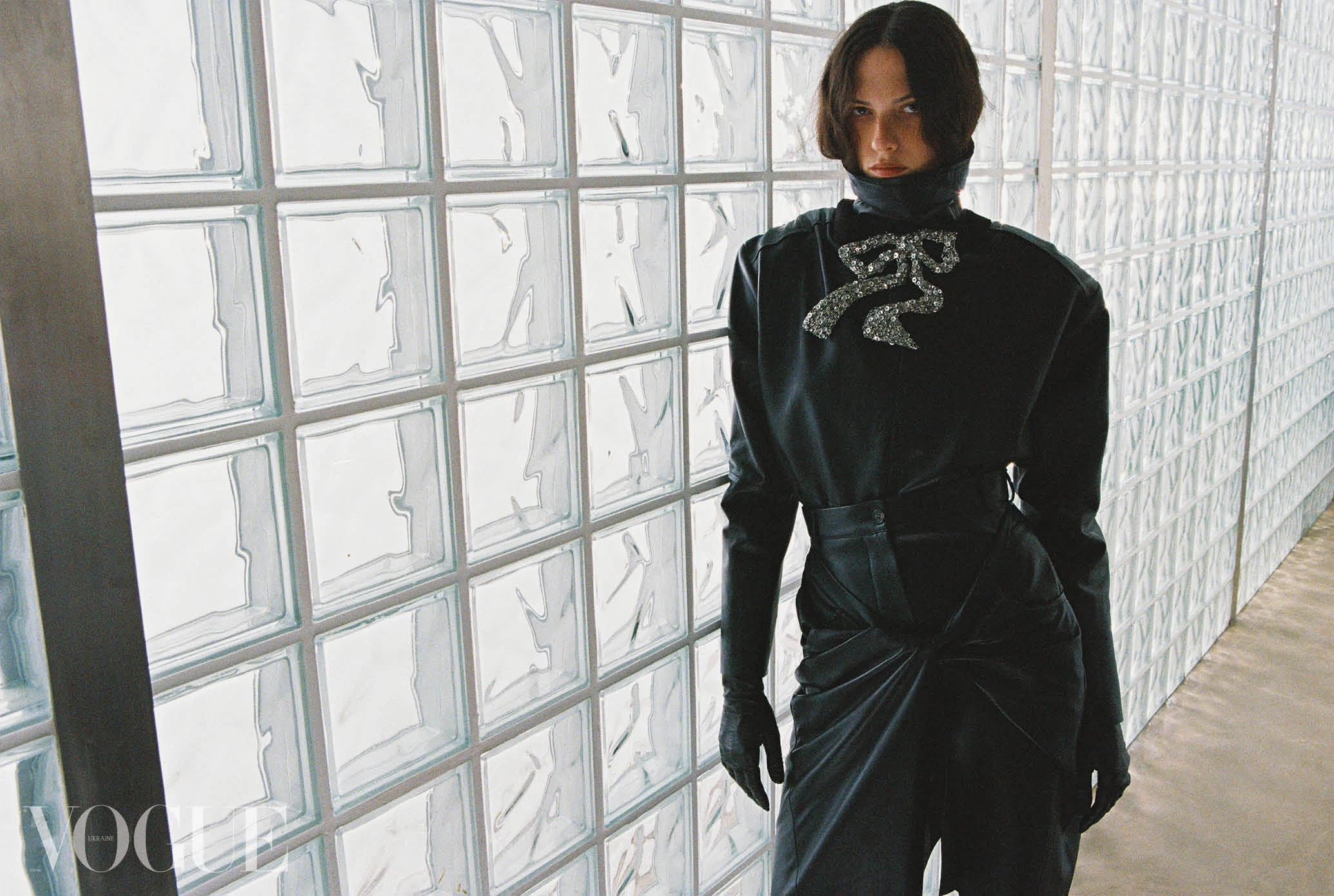 Шкіряні блуза та спідниця, усе – Litkovska. Брошка, латунь, кристали &ndash; Denis Klimansky, шкіряні рукавиці, вінтаж (Poetry in Objects)14