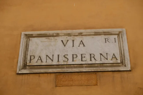 Табличка з назвою вулиці Віа Панісперна, Рим, Італія