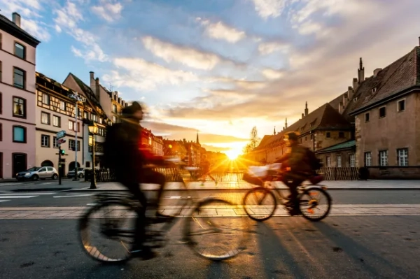 Вулиця з велосипедистами на заході сонця у Страсбурзі, Франція