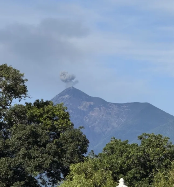 Вулкан Фуего в Гватемалі, з вершини якого валяється дим
