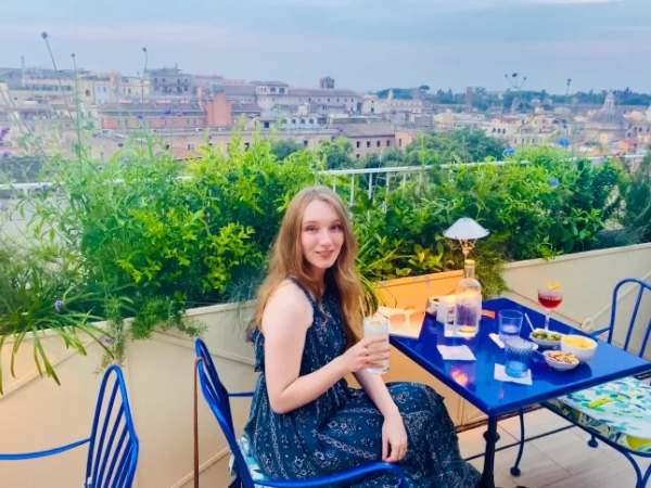 Кортні Почін п'є напій у барі на даху Casa Monti