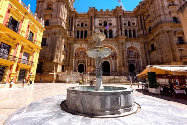 Малага, Іспанія - 06 серпня 2024: Церковна вежа собору Малаги або собору Санта-Іглесіа-бази??ліка де ла Енкарначі??n