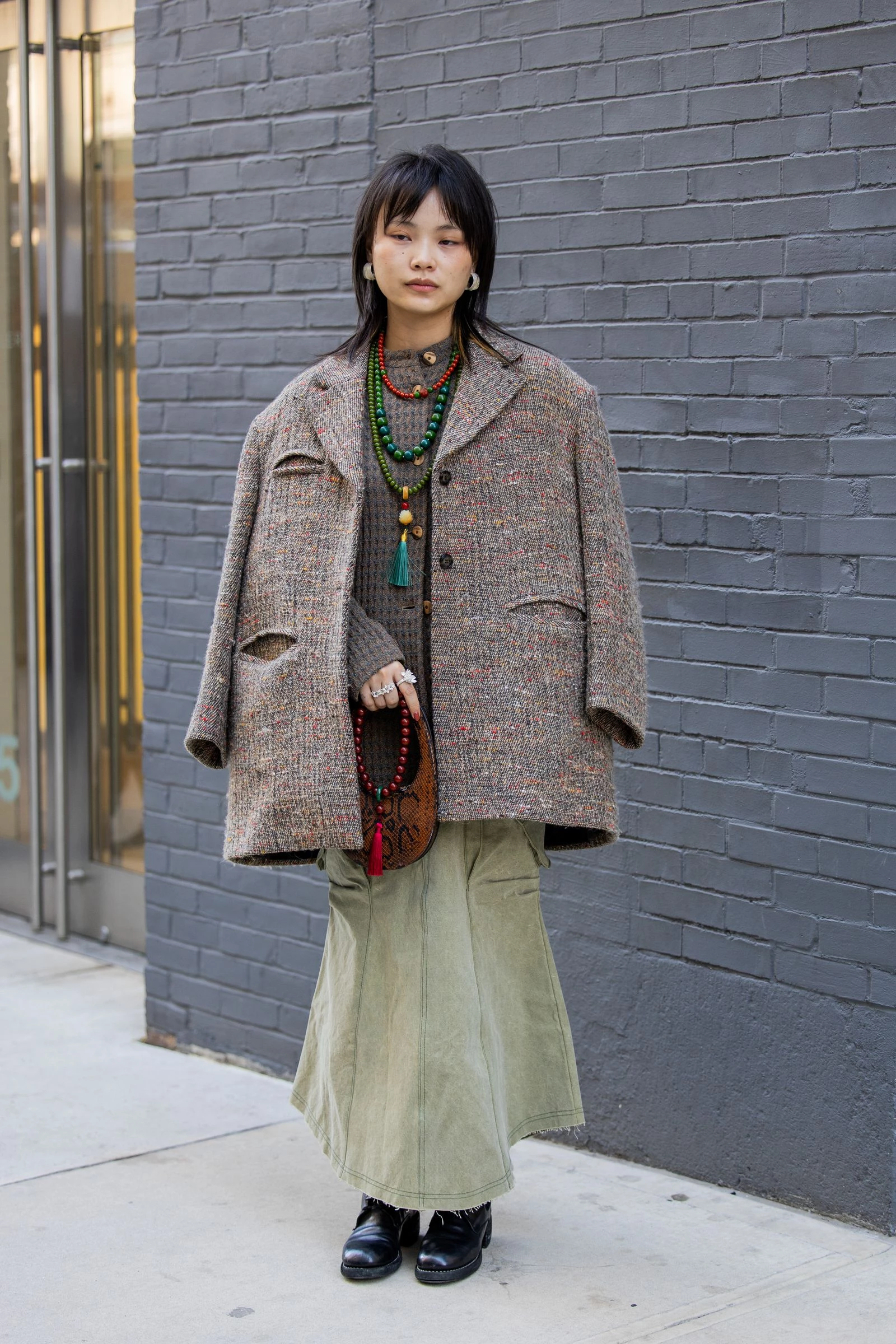 Як стилізувати джинсову спідницю взимку: вчимося у зірок стрітстайлу5