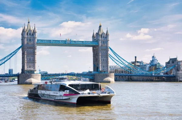 Таксі-катер Uber Clipper пливе перед Тауерським мостом на Темзі в Лондоні.