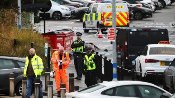 Поліцейські та працівники екстрених служб працюють на місці події після інциденту з ножовим пораненням на залізничній станції в Гантінгдоні, Велика Британія, 2 листопада 2025 року. REUTERS/Jack Taylor