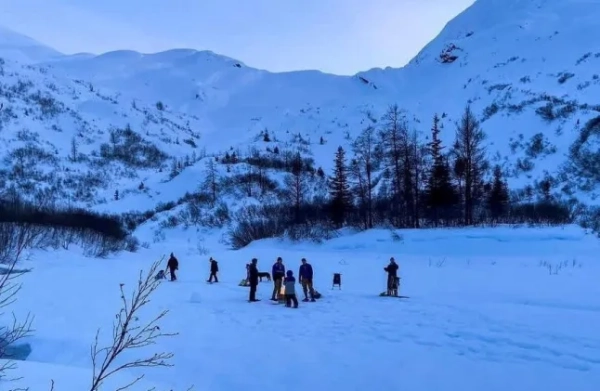 Район навколо Віттієра, Аляска. Жінка живе в такому крихітному містечку на Алясці, що 75% мешканців живуть в одному будинку. 36-річна Джеймі Лоан переїхала до Віттієра, крихітного міста з населенням лише 270 мешканців, разом зі своїм 37-річним чоловіком Кайлом сім років тому через надзвичайно низькі ціни на квартири, і їй вдалося придбати квартиру на березі моря всього за 15 000 фунтів стерлінгів. Більшість мешканців живуть у 14-поверховому комплексі міста, який має 150 квартир і крихітний магазинчик. Решта, включаючи Джеймі, живуть у меншому багатоквартирному будинку над міською закусочною. Фото опубліковано 28.11.2025.