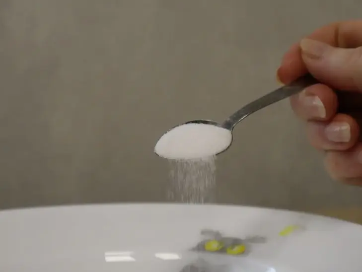 Чому кухарі солять воду так, як не радять у книгах: викриття головного кулінарного міфу соль