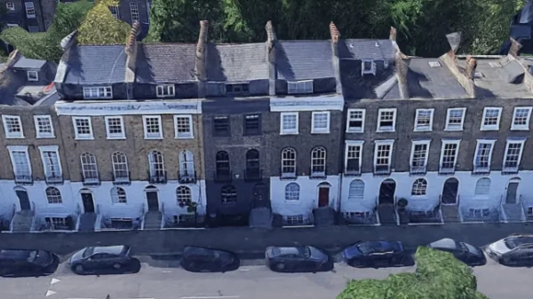 У чорному списку! Адвоката змушують скасувати похмуре чорне перефарбування старовинного будинку вартістю 2,5 мільйона фунтів стерлінгів. Автор: ДЖОН СІДДЛ - 07598032845. АДВОКАТ, який живе на ультраексклюзивній площі північного Лондона, був змушений перефарбувати свій старовинний таунхаус вартістю 2,6 мільйона фунтів стерлінгів після того, як зробив його чорним під час суперечливого перефарбування. Високопоставлений корпоративний юрист Едмонд Кертін перетворив свою георгіанську власність на похмуру чорно-сіру фарбу, залишивши її разюче недоречною серед ряду елегантних білих терас. 60-річний пан Кертін пофарбував майже кожен сантиметр фасаду своєї нерухомості, що входить до списку пам'яток архітектури II категорії, на заможній площі Гібсона в Іслінгтоні - одній з найбажаніших адрес столиці.