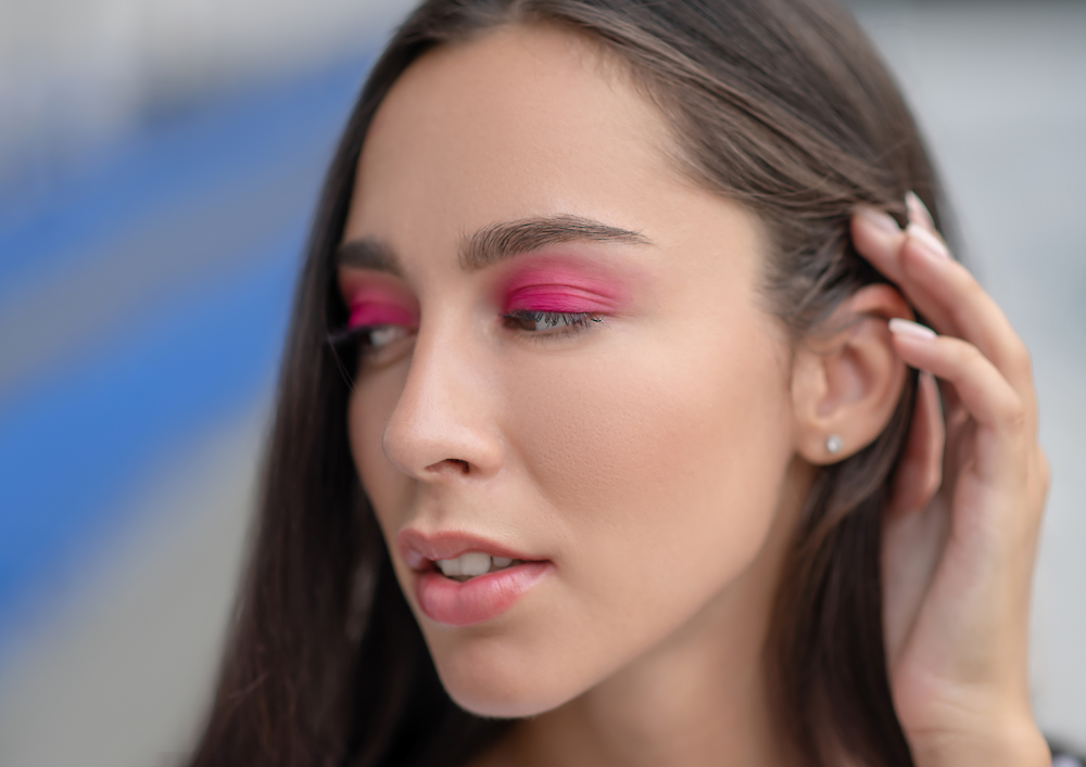 Зима-2025 у макіяжі: "скляна" шкіра, "морозні" губи і кольорові тіні